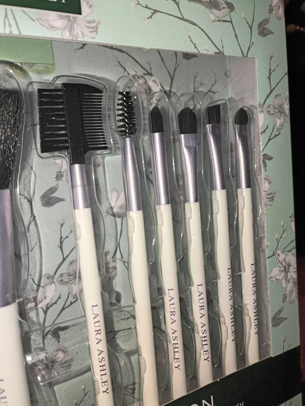 NEW Laura Ashley Purple & White Makeup Brush Set with Purple Sponge